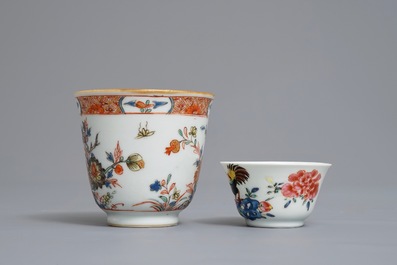 Deux tasses et soucoupes en porcelaine de Chine famille rose et verte, Kangxi/Qianlong