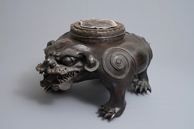 Un grand mod&egrave;le d'un chien de foo en bronze, Japon, Edo, 17/18&egrave;me