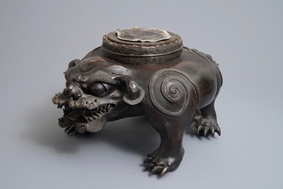 A large Japanese bronze model of a foo dog, Edo, 17/18th C.