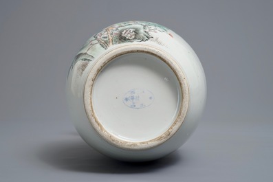 Un vase en porcelaine de Chine famille rose aux anses en forme d'&eacute;l&eacute;phant, marque de Jingdezhen, 20&egrave;me