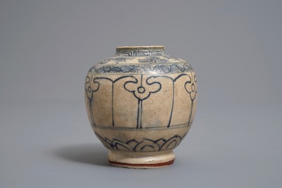 Deux assiettes et un bol en porcelaine de Vietnam bleu et blanc, 16&egrave;me et apr&egrave;s