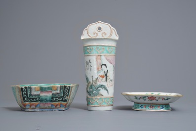 Twee Chinese famille rose kommen en een wandvaas, 19e eeuw