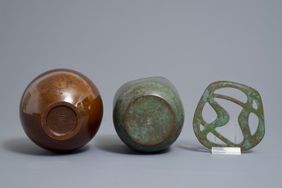 Twee fraaie Japanse bronzen vazen, Showa, 20e eeuw