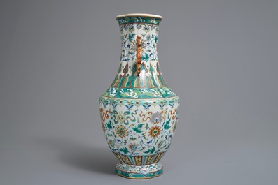 Un vase en porcelaine de Chine doucai &agrave; d&eacute;cor de rinceaux de lotus, marque de Qianlong, 19/20&egrave;me