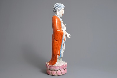 Une grande figure de Bouddha en porcelaine de Chine famille rose, 20&egrave;me