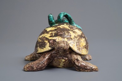 Een polychrome Brusselse dekseldoos in de vorm van een schildpad, 18e eeuw