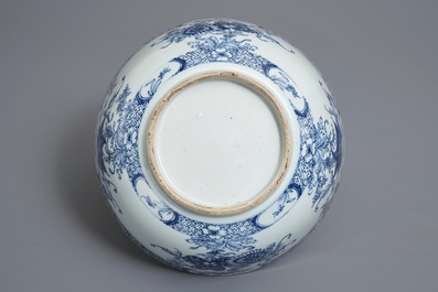 Un bol en porcelaine de Chine bleu et blanc &agrave; d&eacute;cor floral, Qianlong