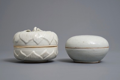 Deux bo&icirc;tes couvertes en porcelaine blanc de Chine et qingbai, Song ou apr&egrave;s