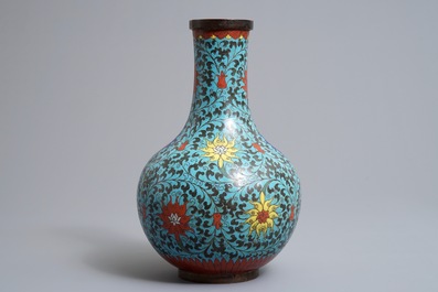 Een Chinese flesvormige cloisonn&eacute; vaas met lotusslingers, Da Ming Nian Zhi merk, Ming/Qing