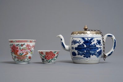 Twee Chinese famille rose koppen en schotels en een blauwwitte theepot, Kangxi/Qianlong