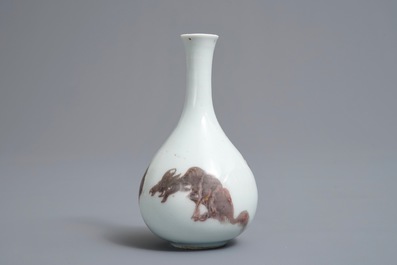 Un vase en porcelaine de Chine rouge de cuivre &agrave; d&eacute;cor d'animaux mythiques, Kangxi