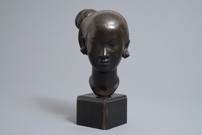 Nguyen Thanh Le (Vietnam, 1919-2006), T&ecirc;te d'une jeune femme en bronze sur socle en bois