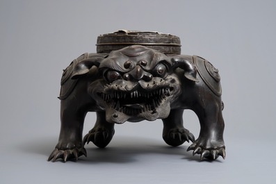 Un grand mod&egrave;le d'un chien de foo en bronze, Japon, Edo, 17/18&egrave;me