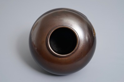 A signed Japanese bronze vase with koi design, Meiji/Taisho, 1st half 20th C.