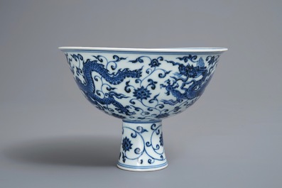 Un bol sur piedouche en porcelaine de Chine bleu et blanc, marque de Xuande, 19/20&egrave;me