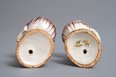 Een paar polychrome Brusselse zoutvaten in de vorm van apen, 18e eeuw