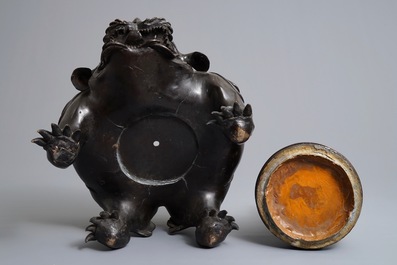 A large Japanese bronze model of a foo dog, Edo, 17/18th C.