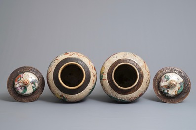 Une paire de vases couverts en porcelaine de Chine famille rose dit 'de Nankin', 19/20&egrave;me