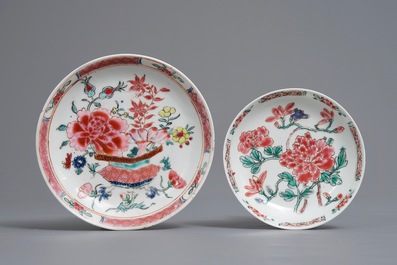 Deux tasses et soucoupes en une th&eacute;i&egrave;re en porcelaine de Chine famille rose et bleu et blanc, Kangxi/Qianlong