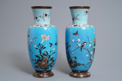 Une paire de vases en &eacute;maux cloisonn&eacute;s &agrave; fond bleu l&eacute;ger, Japon, Meiji, 19&egrave;me