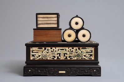 Een Chinese houten kist met compartimenten met inlegwerk van been en parelmoer, 19e eeuw