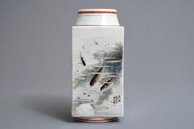 Un vase de forme cong en porcelaine de Chine &agrave; d&eacute;cor de poissons, marque de Qianlong, 20&egrave;me