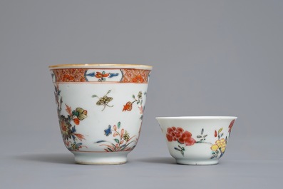 Deux tasses et soucoupes en porcelaine de Chine famille rose et verte, Kangxi/Qianlong