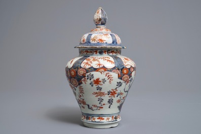 Een paar Japanse Imari dekselkoppen op schotels, een dekselvaas en een ajour wierookbrander, Edo/Meiji, 18/19e eeuw