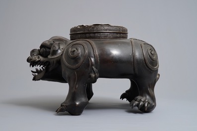 A large Japanese bronze model of a foo dog, Edo, 17/18th C.