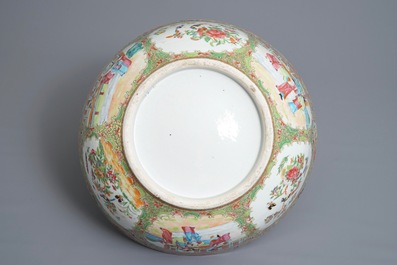 Een grote Chinese Canton famille rose kom met figuren in vakverdeling, 19e eeuw