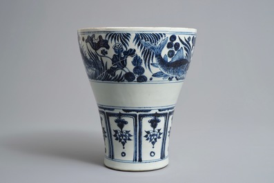 Een Chinese blauwwitte gereduceerde meiping vaas in Yuan-stijl, 19/20e eeuw
