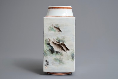 Un vase de forme cong en porcelaine de Chine &agrave; d&eacute;cor de poissons, marque de Qianlong, 20&egrave;me