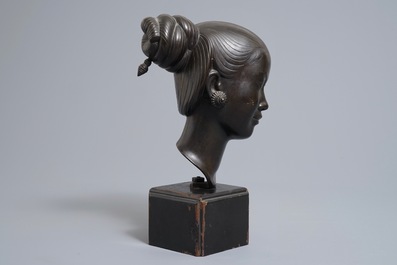 Nguyen Thanh Le (Vietnam, 1919-2006), T&ecirc;te d'une jeune femme en bronze sur socle en bois