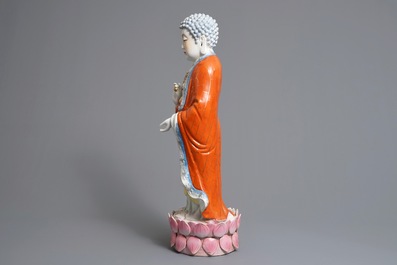 Une grande figure de Bouddha en porcelaine de Chine famille rose, 20&egrave;me