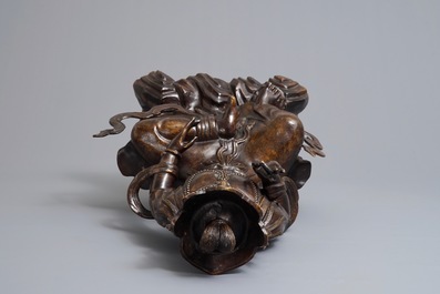Un grand mod&egrave;le de Guanyin sur thr&ocirc;ne en bronze &agrave; d&eacute;cor incrust&eacute;, Chine, 19/20&egrave;me