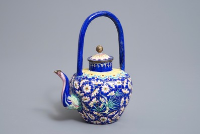 A Chinese Canton enamel teapot with floral design, 18/19th C.