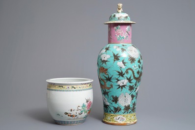 Un vase couvert et une jardini&egrave;re en porcelaine de Chine famille rose, 19/20&egrave;me