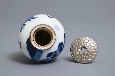 Een Chinese 'melk en bloed' schotel, een blauwwitte klapmutskom en een theebus, Kangxi