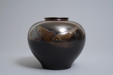 Un vase globulaire en bronze &agrave; d&eacute;cor de ko&iuml; en relief, &eacute;poque Meiji/Taisho, 1&egrave;re moiti&eacute; du 20&egrave;me