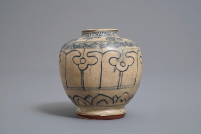 Deux assiettes et un bol en porcelaine de Vietnam bleu et blanc, 16&egrave;me et apr&egrave;s