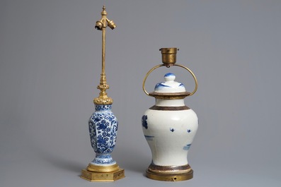 Deux vases en porcelaine de Chine bleu et blanc mont&eacute;s comme lampes, Kangxi et 19&egrave;me