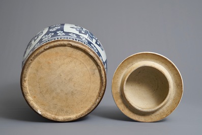 Un vase couvert en porcelaine de Chine bleu et blanc &agrave; d&eacute;cor d'antiquit&eacute;s, 19&egrave;me