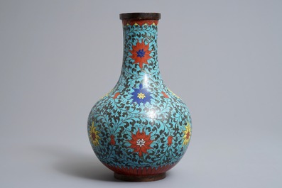 Een Chinese flesvormige cloisonn&eacute; vaas met lotusslingers, Da Ming Nian Zhi merk, Ming/Qing