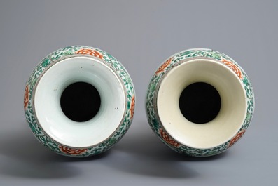 Une paire de vases en porcelaine de Chine famille verte, 19/20&egrave;me