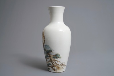 Un vase en porcelaine de Chine &agrave; d&eacute;cor d'un tigre, marque de Qianlong, 20&egrave;me