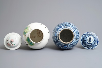 Deux vases couverts en porcelaine de Chine famille rose et bleu et blanc, 19/20&egrave;me