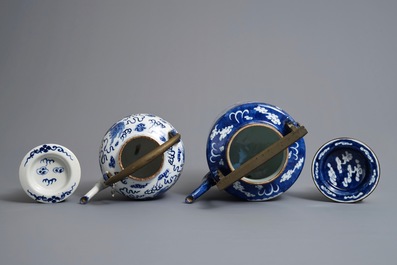 Deux grandes th&eacute;i&egrave;res en porcelaine de Chine bleu et blanc de style Bencharong pour le march&eacute; thai, 19&egrave;me