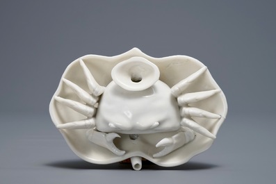 Een Chinese Dehua blanc de Chine waterdruppelaar in de vorm van een krab, Kangxi