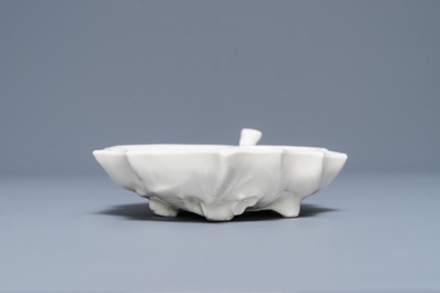 Een Chinese Dehua blanc de Chine bladvormige penselenwasser, Kangxi