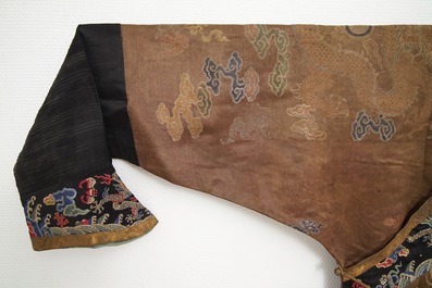 Une robe &agrave; d&eacute;cor de huit dragons sur fond brun en soie brod&eacute;e, Chine, Qianlong